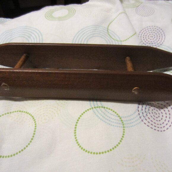 VINTAGE/11 & 1/2-INCH WOODEN/HANDHELD YARN HOLDER - Picture 8 of 9